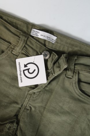 Дамски къс панталон Bershka, Размер XS, Цвят Зелен, Цена 8,17 лв.