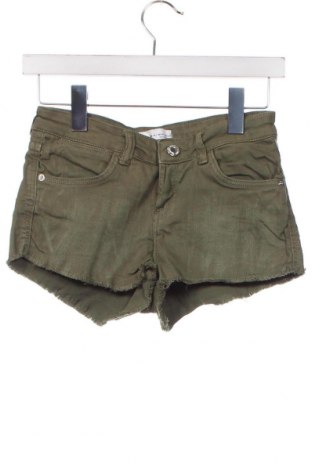 Дамски къс панталон Bershka, Размер XS, Цвят Зелен, Цена 8,17 лв.