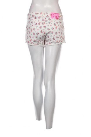 Γυναικείο κοντό παντελόνι Bershka, Μέγεθος M, Χρώμα Λευκό, Τιμή 4,96 €