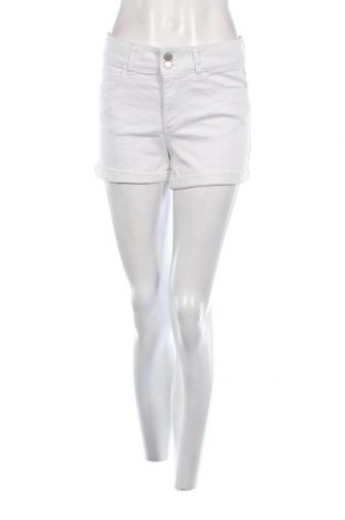 Γυναικείο κοντό παντελόνι Clockhouse, Μέγεθος S, Χρώμα Λευκό, Τιμή 5,77 €