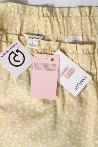 Дамски къс панталон Monki, Размер L, Цвят Жълт, Цена 3,20 лв.