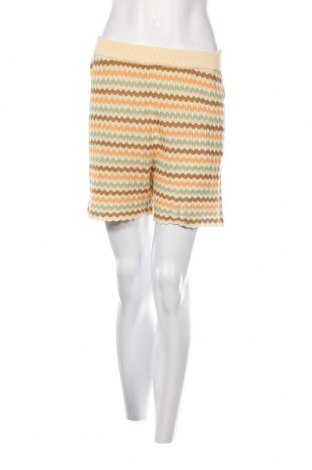Γυναικείο κοντό παντελόνι Pieces, Μέγεθος M, Χρώμα Πολύχρωμο, Τιμή 10,67 €