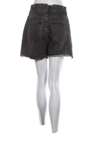 Pantaloni scurți de femei Pull&Bear, Mărime M, Culoare Gri, Preț 48,47 Lei