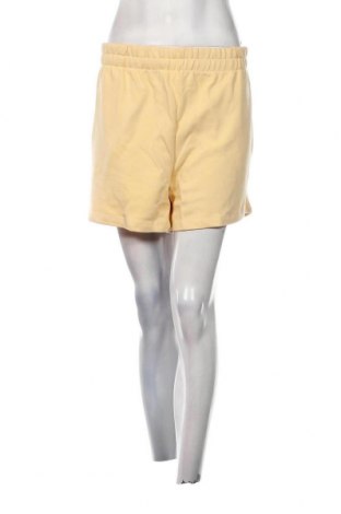 Γυναικείο κοντό παντελόνι Weekday, Μέγεθος XL, Χρώμα Κίτρινο, Τιμή 8,25 €
