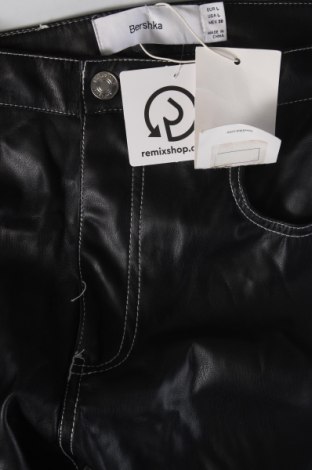 Pantaloni de piele pentru damă Bershka, Mărime L, Culoare Negru, Preț 77,70 Lei