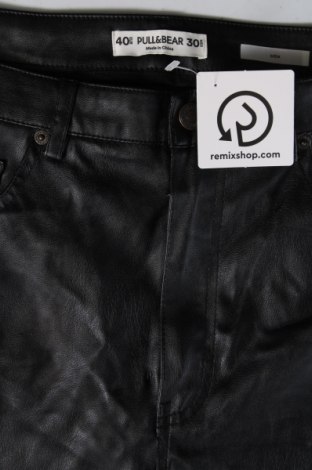 Дамски кожен панталон Pull&Bear, Размер M, Цвят Черен, Цена 29,33 лв.