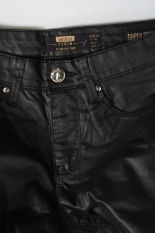 Γυναικείο παντελόνι Bershka, Μέγεθος XS, Χρώμα Μαύρο, Τιμή 4,66 €