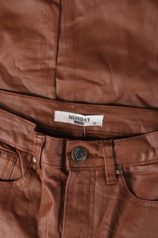 Damskie spodnie Monday Premium, Rozmiar XS, Kolor Brązowy, Cena 16,70 zł