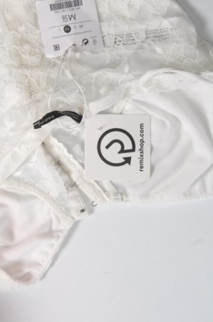 Γυναικείο αμάνικο μπλουζάκι Bershka, Μέγεθος M, Χρώμα Λευκό, Τιμή 10,82 €