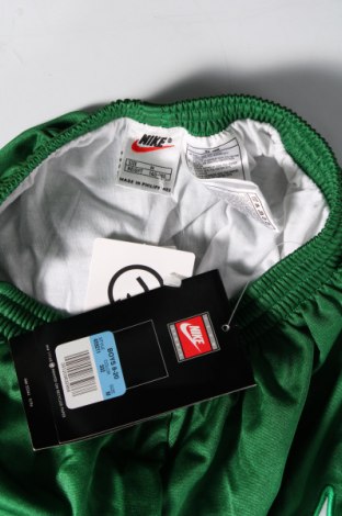 Pantaloni scurți pentru copii Nike, Mărime 9-10y/ 140-146 cm, Culoare Verde, Preț 83,13 Lei