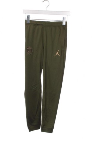 Детско спортно долнище Air Jordan Nike, Размер 8-9y/ 134-140 см, Цвят Зелен, Цена 107,07 лв.
