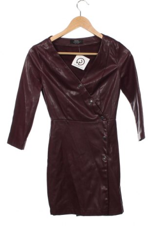 Kožené šaty  Bershka, Velikost XS, Barva Červená, Cena  209,00 Kč