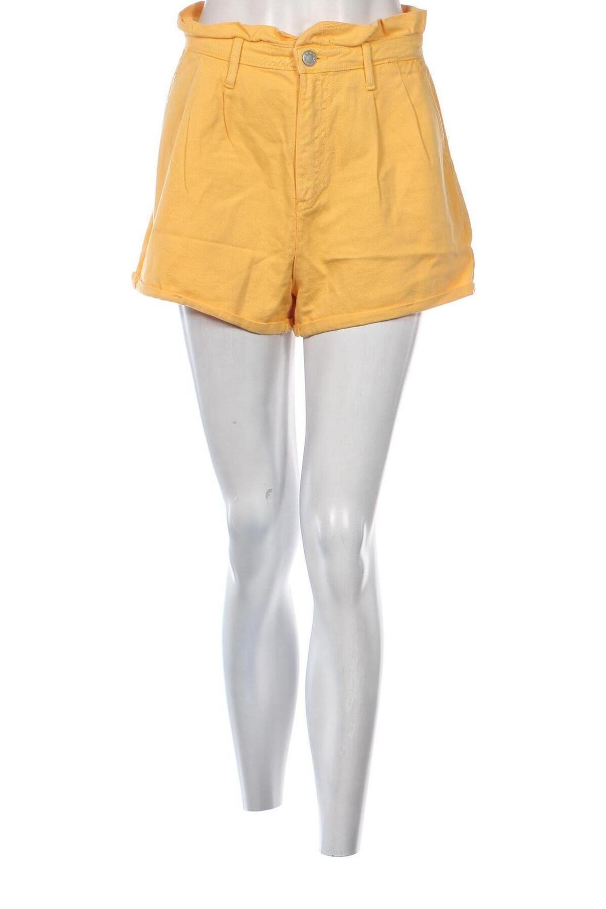 Дамски къс панталон Bershka, Размер S, Цвят Жълт, Цена 15,64 лв.