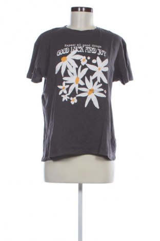 Γυναικείο t-shirt Pull&Bear, Μέγεθος M, Χρώμα Πολύχρωμο, Τιμή 9,00 €