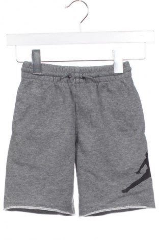 Детски къс панталон Air Jordan Nike, Размер 4-5y/ 110-116 см, Цвят Сив, Цена 41,00 лв.