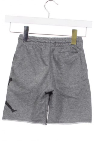 Детски къс панталон Air Jordan Nike, Размер 4-5y/ 110-116 см, Цвят Сив, Цена 41,00 лв.