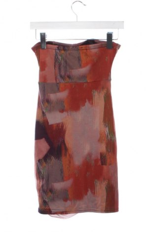 Kleid Pretty Little Thing, Größe XS, Farbe Mehrfarbig, Preis 15,58 €