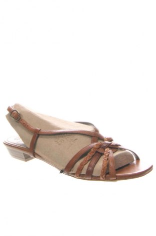 Сандали Clarks, Размер 36, Цвят Кафяв, Цена 127,08 лв.