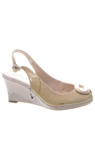 Сандали Clarks, Размер 37, Цвят Бежов, Цена 115,63 лв.