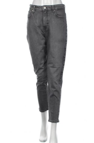 Дамски дънки Calvin Klein Jeans, Размер M, Цвят Сив, 99% памук, 1% еластан, Цена 144,27 лв.