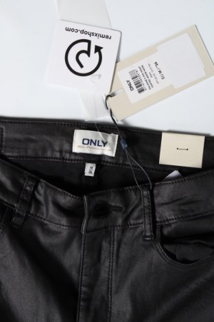 Дамски панталон ONLY, Размер M, Цвят Черен, 77% вискоза, 20% полиамид, 3% еластан, Цена 24,15 лв.