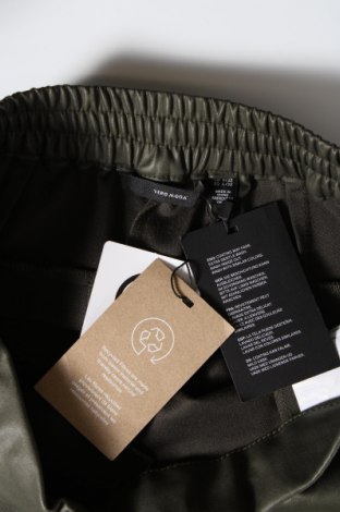 Дамски панталон Vero Moda, Размер L, Цвят Зелен, 95% полиестер, 5% еластан, Цена 27,65 лв.
