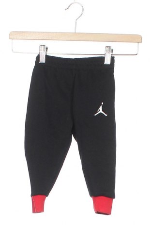 Детско спортно долнище Air Jordan Nike, Размер 9-12m/ 74-80 см, Цвят Черен, 60% памук, 40% полиестер, Цена 35,55 лв.