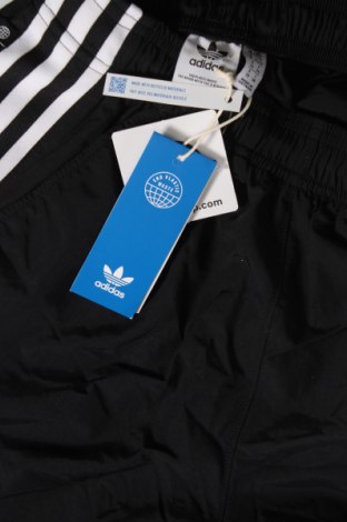 Дамски къс панталон Adidas Originals, Размер XXS, Цвят Черен, Цена 77,00 лв.