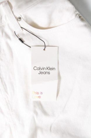 Дамски къс панталон Calvin Klein Jeans, Размер M, Цвят Бял, Цена 124,00 лв.