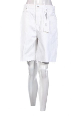 Γυναικείο κοντό παντελόνι Calvin Klein Jeans, Μέγεθος M, Χρώμα Λευκό, Τιμή 38,35 €