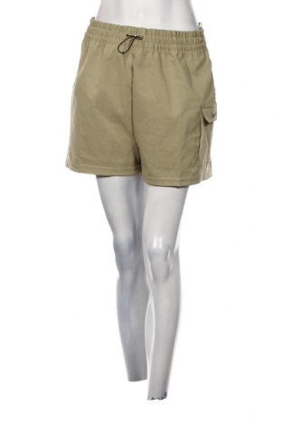Γυναικείο κοντό παντελόνι Nike, Μέγεθος M, Χρώμα Πράσινο, Τιμή 17,86 €