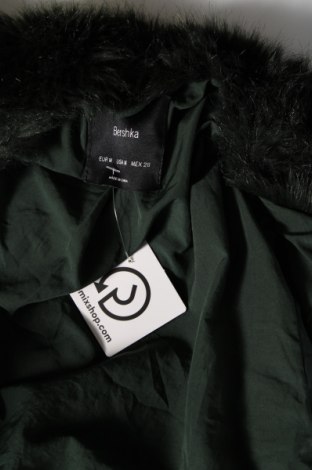 Дамско палто Bershka, Размер M, Цвят Зелен, Цена 74,88 лв.