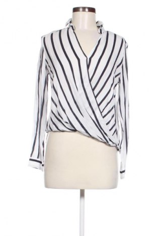 Damen Shirt Bershka, Größe M, Farbe Mehrfarbig, Preis 16,04 €