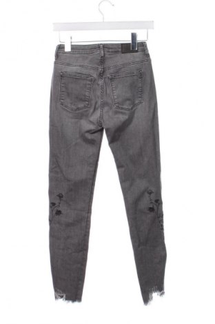 Blugi de femei Bershka, Mărime S, Culoare Gri, Preț 73,98 Lei