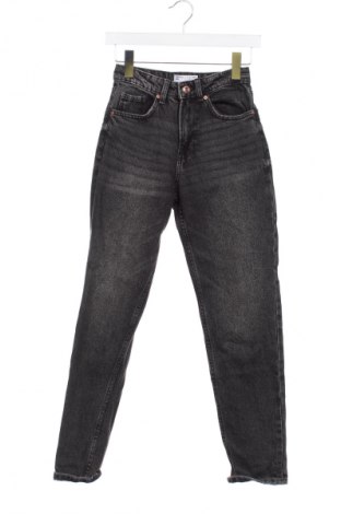 Damskie jeansy Bershka, Rozmiar XXS, Kolor Czarny, Cena 43,99 zł