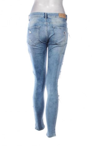 Γυναικείο Τζίν Bershka, Μέγεθος M, Χρώμα Μπλέ, Τιμή 15,00 €