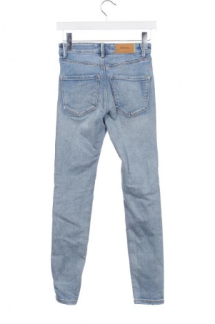 Damskie jeansy Stradivarius, Rozmiar XS, Kolor Niebieski, Cena 43,99 zł