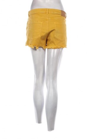 Pantaloni scurți de femei Bershka, Mărime L, Culoare Galben, Preț 48,47 Lei
