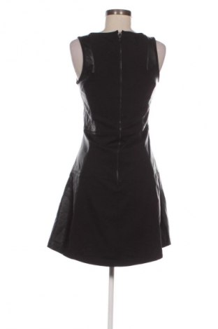 Рокля Calvin Klein Jeans, Размер M, Цвят Черен, Цена 68,99 лв.