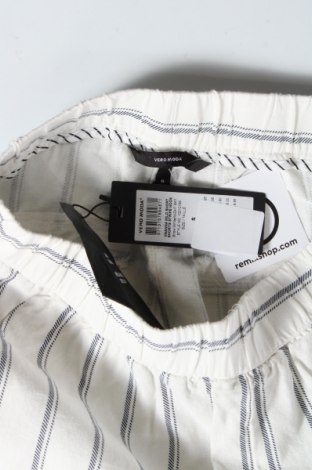 Дамски къс панталон Vero Moda, Размер S, Цвят Бял, Цена 14,16 лв.