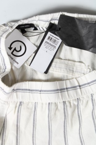 Дамски къс панталон Vero Moda, Размер L, Цвят Бял, Цена 14,16 лв.