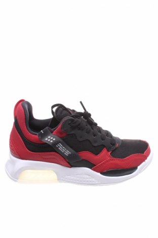 Дамски обувки Air Jordan Nike, Размер 37, Цвят Черен, Текстил, естествена кожа, Цена 202,30 лв.