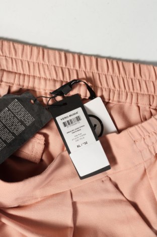 Дамски панталон Vero Moda, Размер XL, Цвят Розов, 65% вискоза, 30% полиамид, 5% еластан, Цена 27,65 лв.