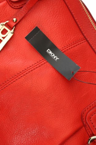 Дамска чанта DKNY, Цвят Червен, Цена 109,48 лв.