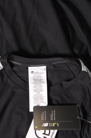 Γυναικείο t-shirt New Balance, Μέγεθος M, Χρώμα Μαύρο, Τιμή 31,96 €