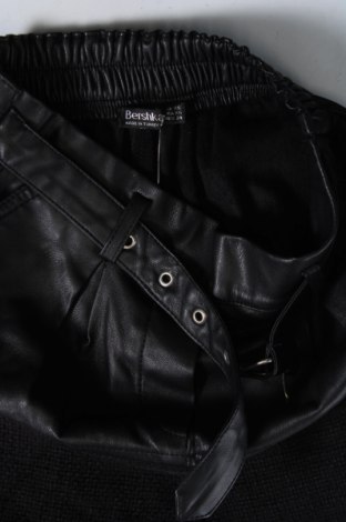 Дамски къс панталон Bershka, Размер XS, Цвят Черен, Цена 36,10 лв.