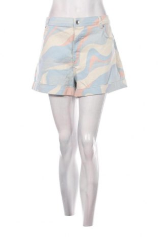 Γυναικείο κοντό παντελόνι Bershka, Μέγεθος XL, Χρώμα Πολύχρωμο, Τιμή 5,83 €