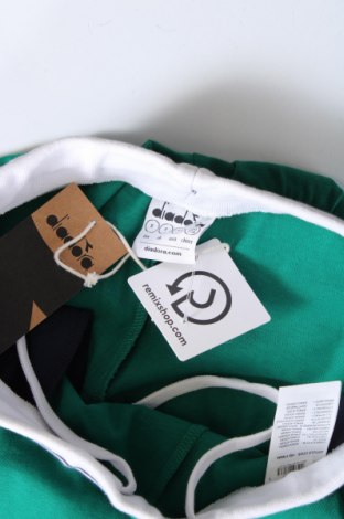 Γυναικείο κοντό παντελόνι Diadora, Μέγεθος S, Χρώμα Πράσινο, Τιμή 25,05 €