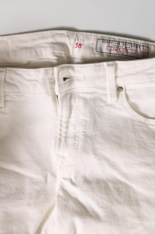 Дамски къс панталон Edc By Esprit, Размер M, Цвят Бял, Цена 16,32 лв.