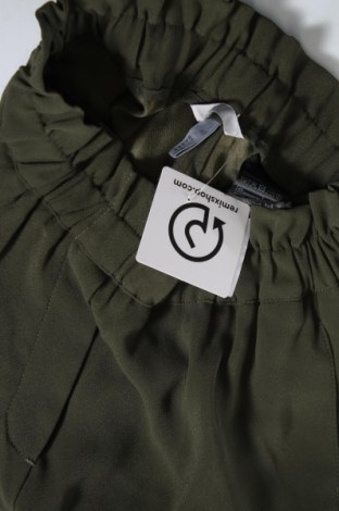 Дамски къс панталон H&M, Размер XS, Цвят Зелен, Цена 11,73 лв.